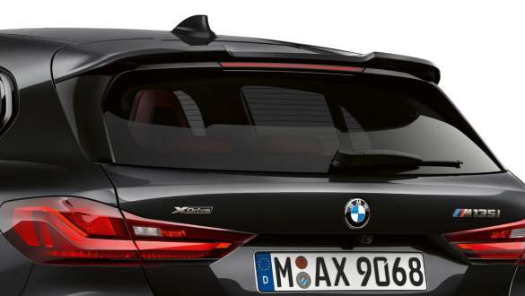 BMW M135i xDrive (F40) M hækspoiler BMW M135i xDrive (F40) i Sapphire Black metallic set bagfra med M hækspoiler