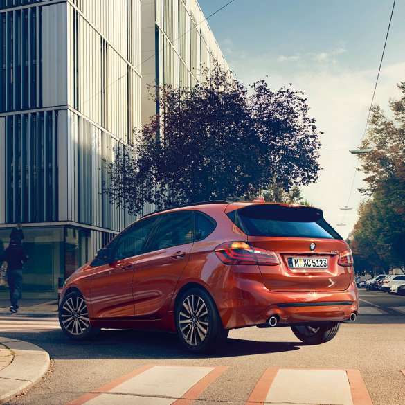 Køredynamik BMW 2-serie Active Tourer Køredynamik BMW 2-serie Active Tourer 220i F45 2018 Sunset Orange Metallic set bagfra let drejet
