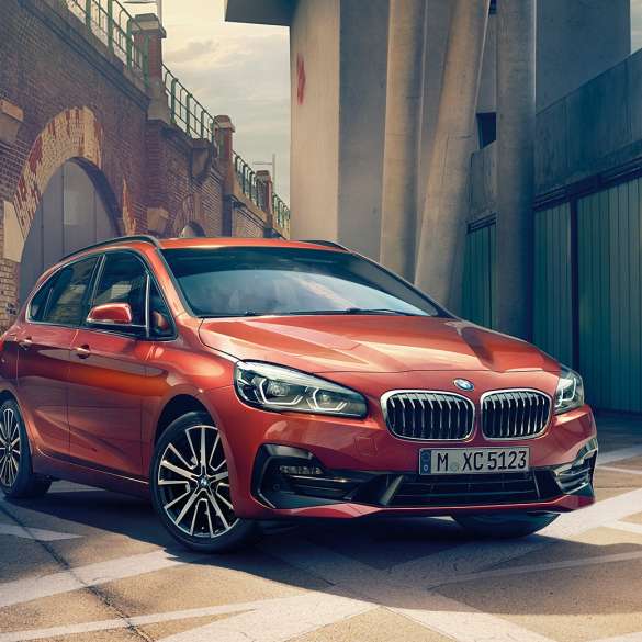 Eksteriør BMW 2-serie Active Tourer BMW 2-serie Active Tourer F45 Facelift 2018 Sunset Orange Metallic set forfra let drejet parkeret i en gyde