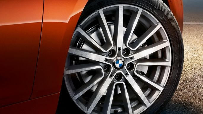 Alufælge BMW 2-serie Active Tourer Fælge BMW 2-serie Active Tourer F45 Facelift 2018 Sunset Orange Metallic nærbillede af fælg