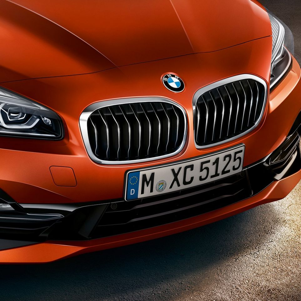 Doppeltnyre BMW 2-serie Active Tourer Dobbeltnyre BMW 2-serie Active Tourer F45 Facelift 2018 Sunset Orange Metallic nærbillede af front