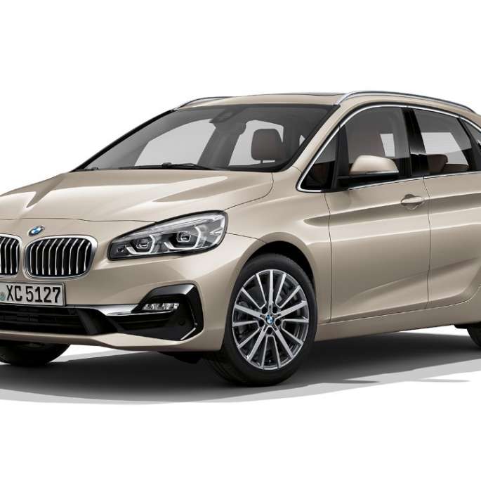 BMW 2-serie Active Tourer Luxury Line set forfra let drejet BMW 2-serie Active Tourer Luxury Line 225i xDrive F45 2018 Jucaro Beige Metallic set forfra let drejet