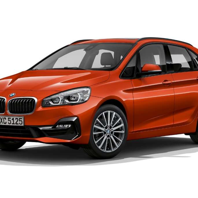 BMW 2-serie Active Tourer Sport Line set forfra let drejet BMW 2-serie Active Tourer Sport Line 220i F45 2018 Sunset Orange Metallic set forfra let drejet