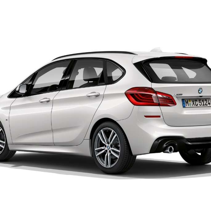 BMW 2-serie Active Tourer M Sport set bagfra let drejet BMW 2-serie Active Tourer i hvid 220d xDrive M Sport F45 2018 Mineral White Metallic set bagfra let drejet