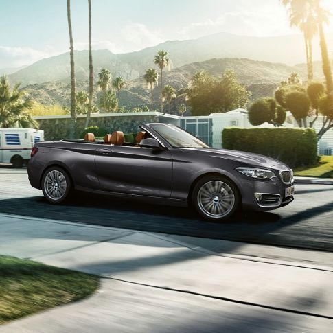 BMW 2-serie Cabriolet, set fra siden, kørende BMW 2-serie Cabriolet, set fra siden, kørende