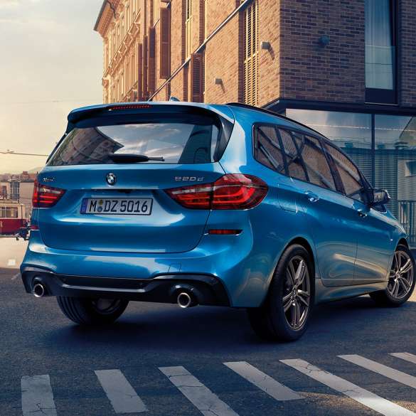 Eksteriør BMW 2-serie Gran Tourer Eksteriør BMW 2-serie Gran Tourer 220d xDrive F46 Facelift 2018 Estoril Blue metallic set bagfra let drejet kørende i centrum af en by