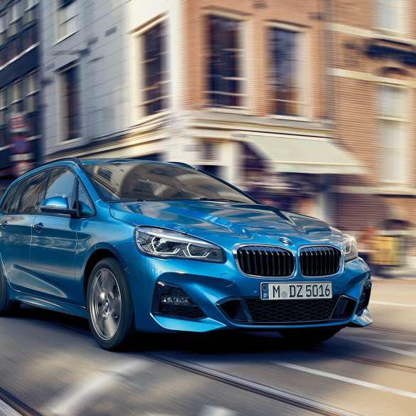 Køredynamik BMW 2-SERIE Gran Tourer Køredynamik BMW 2-SERIE Gran Tourer F46 2018 Estoril Blue metallic set forfra let drejet kørende i centrum af en by