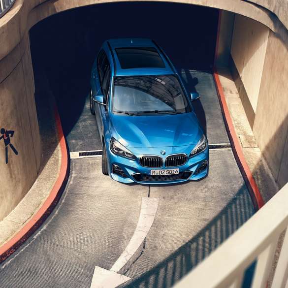 BMW 2-serie Gran Tourer kørende i et parkeringshus BMW 2-serie Gran Tourer F46 Facelift 2018 Estoril Blue metallic set i fugleperspektiv kørende i et parkeringshus