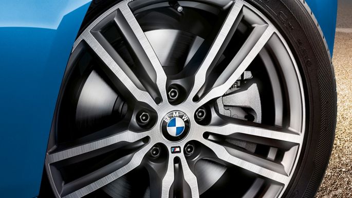 Letmetalfælge BMW 2-serie Gran Tourer Letmetalfælge BMW 2-serie Gran Tourer F46 Facelift 2018 Estoril Blue metallic nærbillede