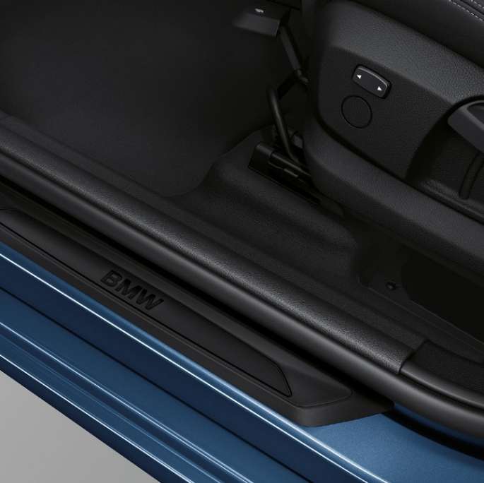 Indstigningslister BMW 2-serie Gran Tourer Advantage Indstigningslister BMW 2-serie Gran Tourer 218i Advantage F46 2018 Mediterranean Blue metallic nærbillede