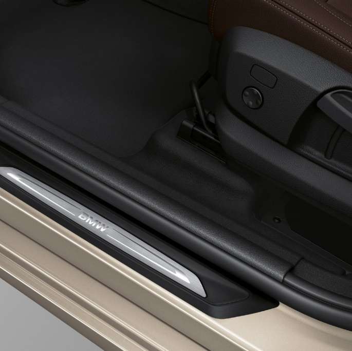 Indstigningslister BMW 2-serie Gran Tourer Luxury Line Indstigningslister BMW 2-serie Gran Tourer 218d xDrive Luxury Line F46 2018 Jucaro Beige metallic nærbillede