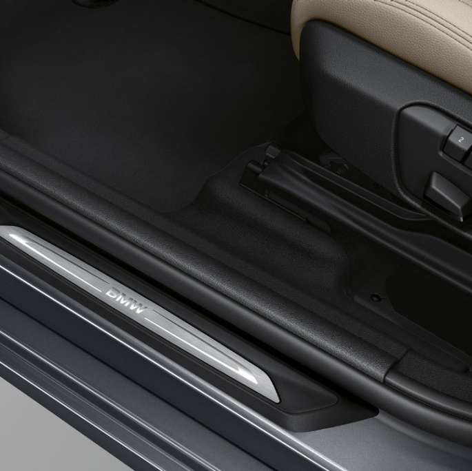 Indstigningslister BMW 2-serie Gran Tourer Sport Line Indstigningslister BMW 2-serie Gran Tourer 220d Sport Line F46 2018 Mineral Grey metallic nærbillede