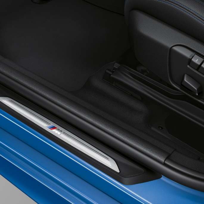 Indstigningslister BMW 2-serie Gran Tourer M Sport Indstigningslister BMW 2-serie Gran Tourer 220d xDrive M Sport F46 2018 Estoril Blue metallic nærbillede