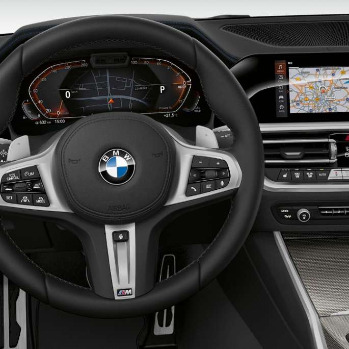 BMW 3-serie Sedan, Model Sport Line-cockpit. Nærbillede af cockpit i førersiden i BMW 3-serie Sedan set forfra, med Model Sport Line-udstyr.