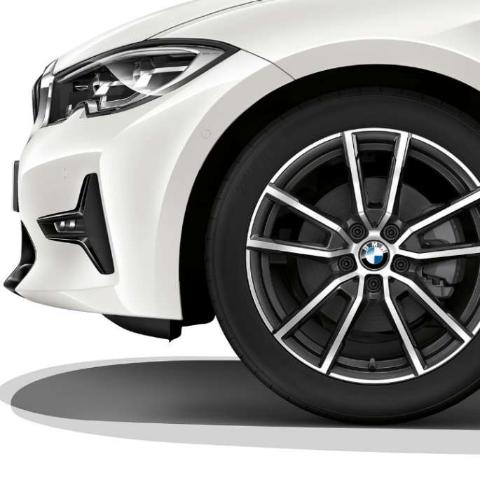 BMW 3-serie Sedan, Model Sport Line-letmetalfælge. Nærbillede af letmetalfælge på BMW 3-serie Sedan med Model Sport Line-udstyr.