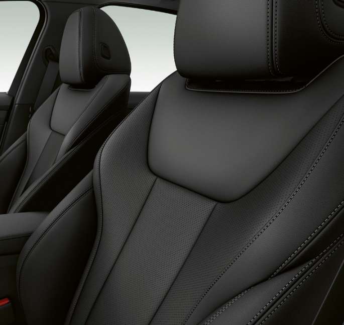 BMW 3-serie Sedan, Model Sport Line-forsæder. Nærbillede fra siden af BMW 3-serie Sedan med Model Sport Line-udstyr.