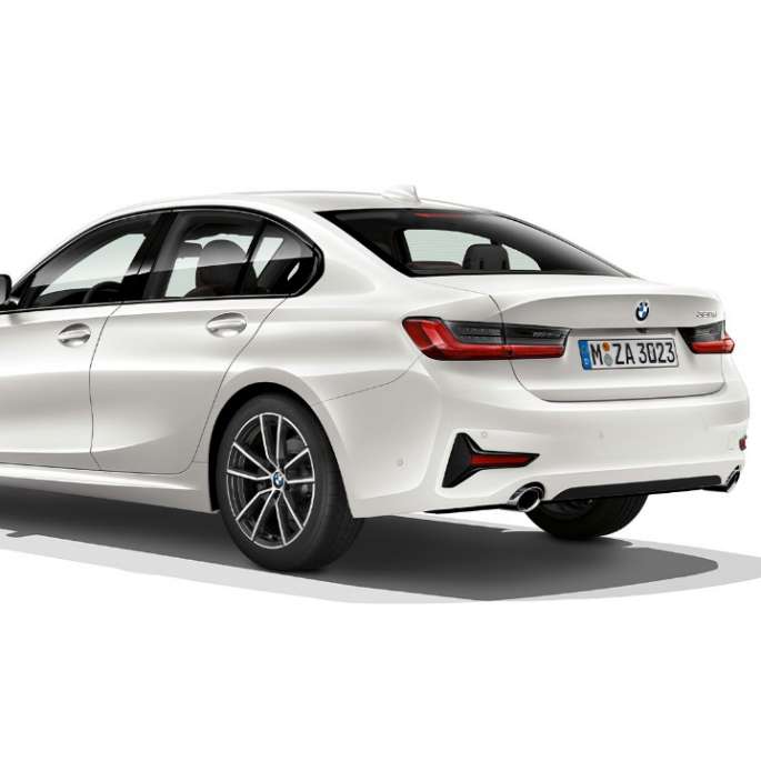 BMW 3-serie Sedan, Model Sport Line-bagende. BMW 3-serie Sedan set bagfra let drejet, med Model Sport Line-udstyr.