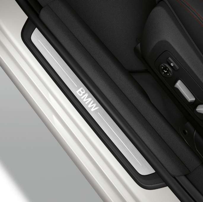 BMW 3-serie Sedan, Model Sport Line-indstigningsliste. Billede set fra oven af indstigningsliste på BMW 3-serie Sedan, Model Sport Line.