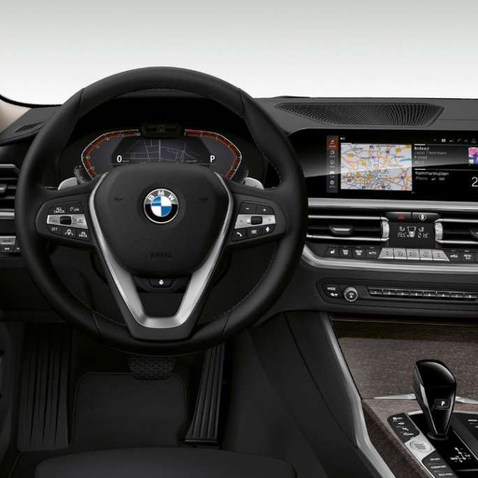 BMW 3-serie Sedan, Model Luxury Line-cockpit. Nærbillede af cockpit i førersiden i BMW 3-serie Sedan set forfra, med Model Luxury Line-udstyr.