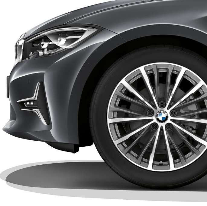 BMW 3-serie Sedan, Model Luxury Line-letmetalfælge Nærbillede af letmetalfælge på BMW 3-serie Sedan med Model Luxury Line-udstyr.