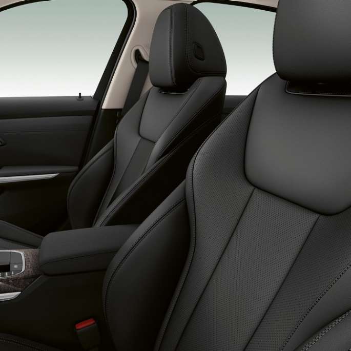 BMW 3-serie Sedan, Model Luxury Line-forsæder. Nærbillede fra siden af forsæder i BMW 3-serie Sedan med Model Luxury Line-udstyr.