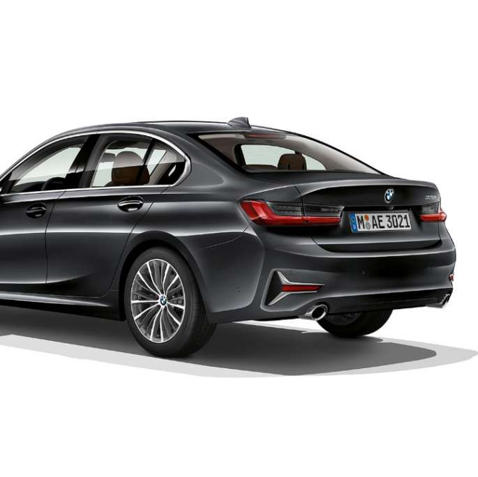BMW 3-serie Sedan, Model Luxury Line-bagende. BMW 3-serie Sedan set bagfra let drejet, med Model Luxury Line-udstyr.