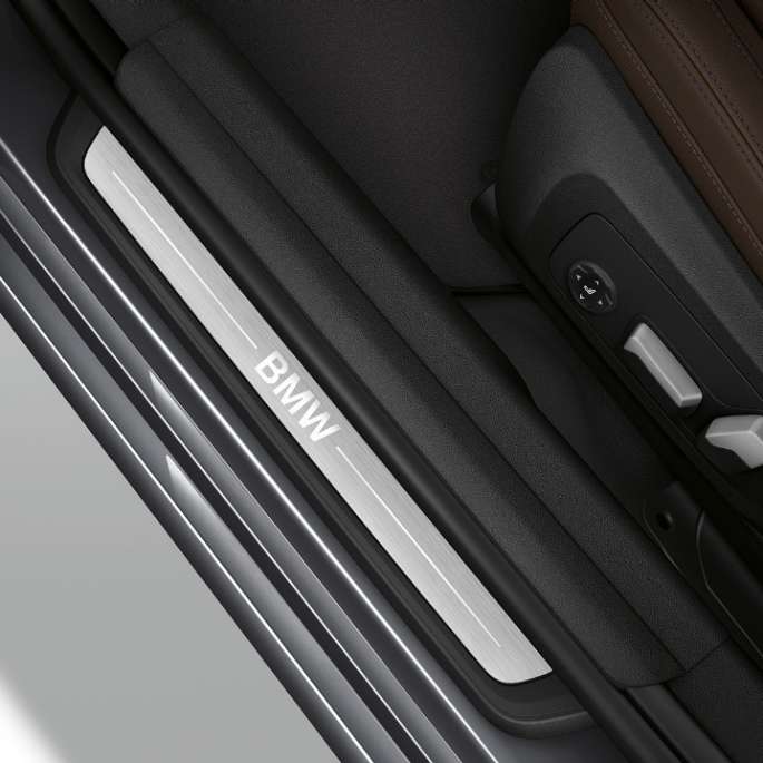 BMW 3-serie Sedan, Model Luxury Line-indstigningsliste. Billede set fra oven af indstigningsliste på BMW 3-serie Sedan, Model Luxury Line.