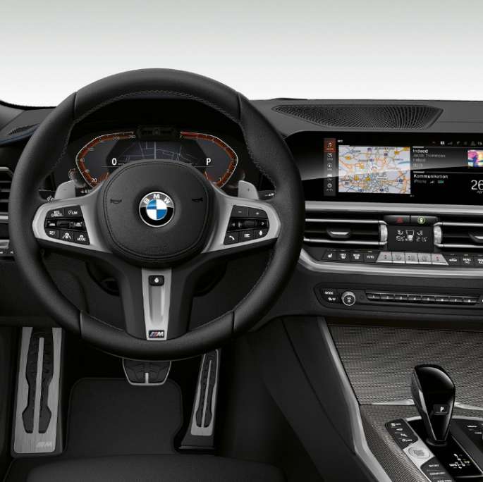 BMW 3-serie Sedan, Model M Sport-cockpit. Nærbillede af cockpit i førersiden i BMW 3-serie Sedan set forfra, med Model M Sport.