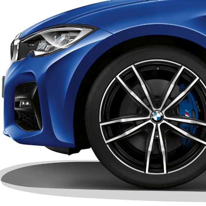 BMW 3-serie Sedan, Model M Sport-letmetalfælge. Nærbillede af letmetalfælge på BMW 3-serie Sedan med Model M Sport-udstyr.