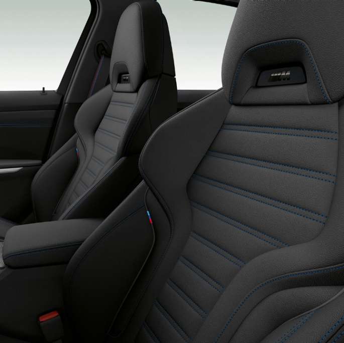 BMW 3-serie Sedan, Model M Sport-forsæder Nærbillede fra siden af forsæder i BMW 3-serie Sedan med Model M Sport-udstyr.