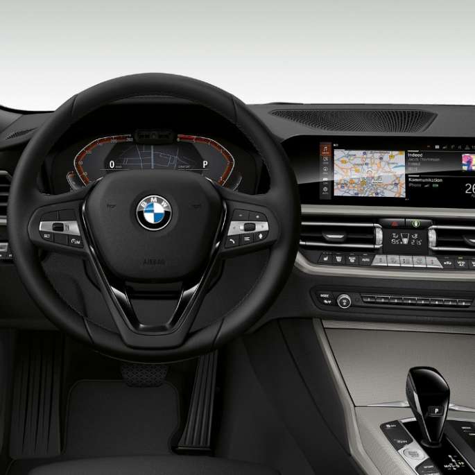 BMW 3-serie Sedan, Model Advantage-cockpit. Nærbillede af cockpit i BMW 3-serie Sedan set forfra, med Model Advantage-udstyr.