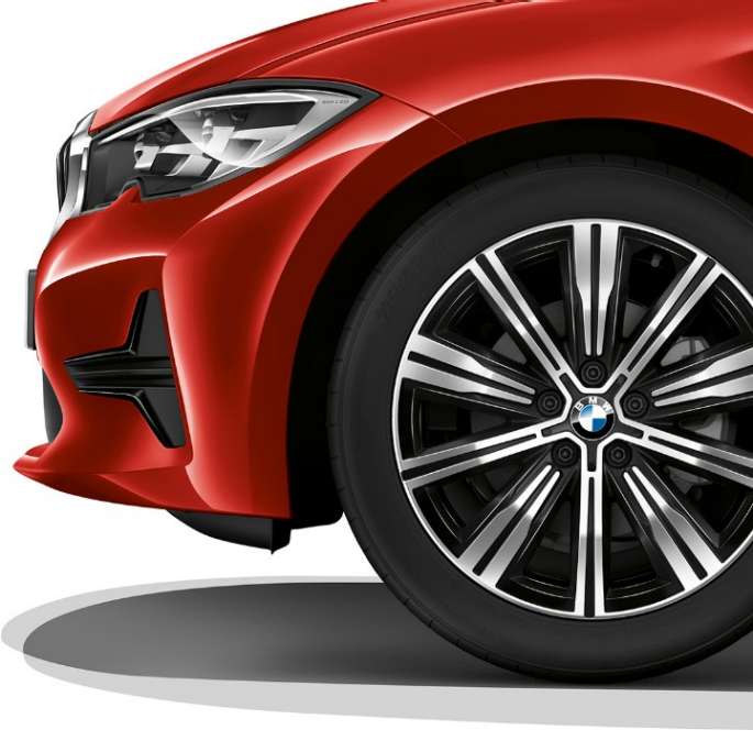 BMW 3-serie Sedan, Model Advantage-letmetalfælge. Nærbillede af letmetalfælge på BMW 3-serie Sedan med Model Advantage-udstyr.