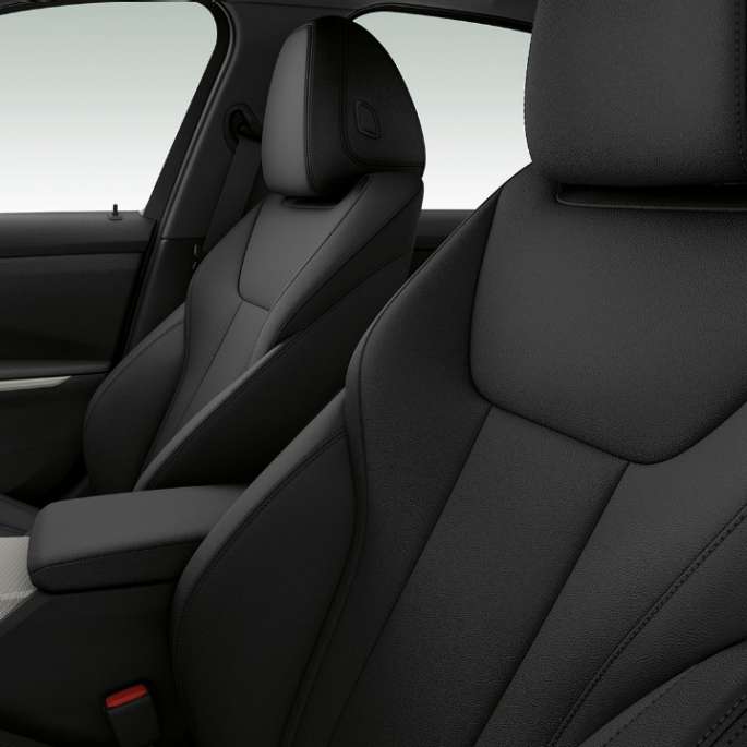 BMW 3-serie Sedan, Model Advantage-forsæder. Nærbillede fra siden af BMW 3-serie Sedan med Model Advantage-udstyr.
