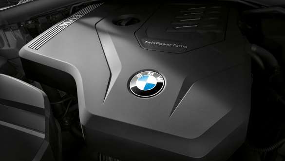 BMW 3-serie Sedan, 4-cylindret BMW M TwinPower Turbo-benzinmotor. Nærbillede af den 4-cylindrede BMW TwinPower Turbo-benzinmotor i BMW 3-serie Sedan.