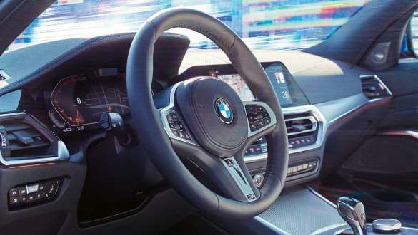 BMW 3-serie Sedan, variabelt sportsstyretøj. Cockpittet i BMW 3-serie Sedan set fra siden med fokus på rattet med variabelt sportsstyretøj.