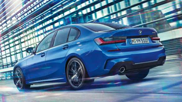 BMW 3-serie Sedan, adaptiv M-undervogn. Kørende BMW 3-serie Sedan med adaptiv M-undervogn set bagfra let drejet.