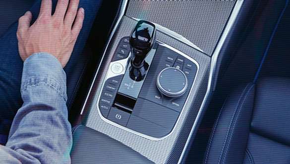 BMW 3-serie Sedan, Steptronic-sportsgearkasse. Nærbillede set oppefra af midterkonsollen i BMW 3-serie Sedan med gearskifteknop og Steptronic-sportsgearkasse.