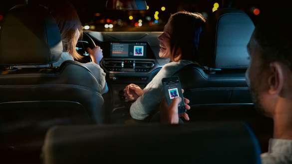 BMW 3-serie Sedan, Connected Command. Nærbillede af cockpitdisplayet i BMW 3-serie Sedan set forfra med Connected Command.