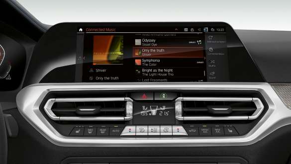 BMW 3-serie Sedan, Connected Music. Nærbillede af cockpitdisplayet i BMW 3-serie Sedan set forfra med Connected Music.