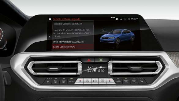 BMW 3-serie Sedan, Remote Software Upgrade. Nærbillede af cockpitdisplayet i BMW 3-serie Sedan set forfra med Remote Software Upgrade.