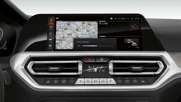 BMW 3-serie Sedan, BMW Gesture Control. Nærbillede af cockpitdisplayet i BMW 3-serie Sedan set forfra med BMW Gesture Control.