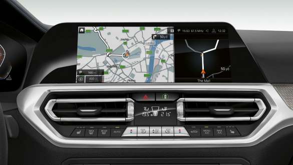 BMW 3-serie Sedan, BMW Live Cockpit Professional. Nærbillede af cockpitdisplayet i BMW 3-serie Sedan set forfra med BMW Live Cockpit Professional.