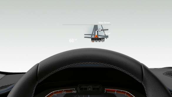 BMW 3-serie Sedan, BMW Head-Up Display. Nærbillede af halvt rat set forfra og forruden i BMW 3-serie Sedan med BMW Head-Up Display.