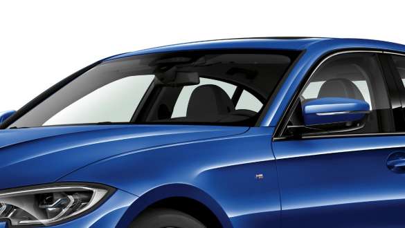 BMW 3-serie Sedan, BMW-akustikglas. BMW 3-serie Sedan set fra siden let drejet med fokus på for- og sideruden med akustikglas i førersiden.