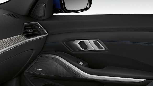 BMW 3-serie Sedan, Harman Kardon Surround Sound System Nærbillede af fordør i passagersiden set indefra med indbyggede højttalere fra Harman Kardon Surround Sound System.