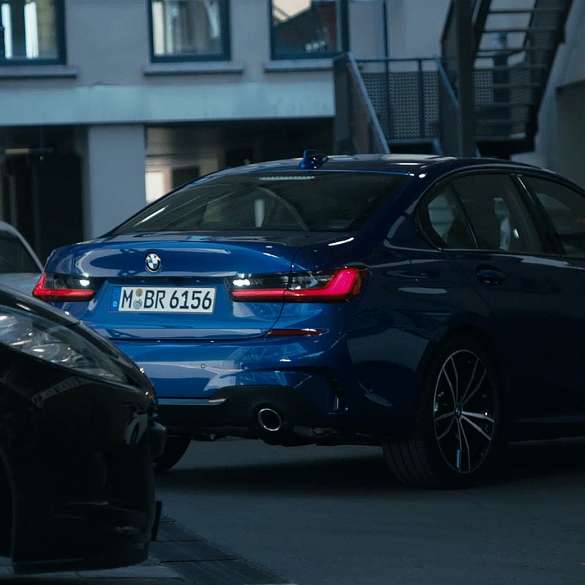 BMW 3-serie Sedan, bakkamera/parkeringsassistent. Nærbillede af displayet i BMW 3-serie Sedan med bakkamera/parkeringsassistent.
