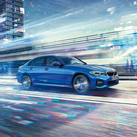 BMW 3-serie Sedan, kørende set fra siden. Kørende BMW 3-serie Sedan set i profil, om dagen i urbant miljø.