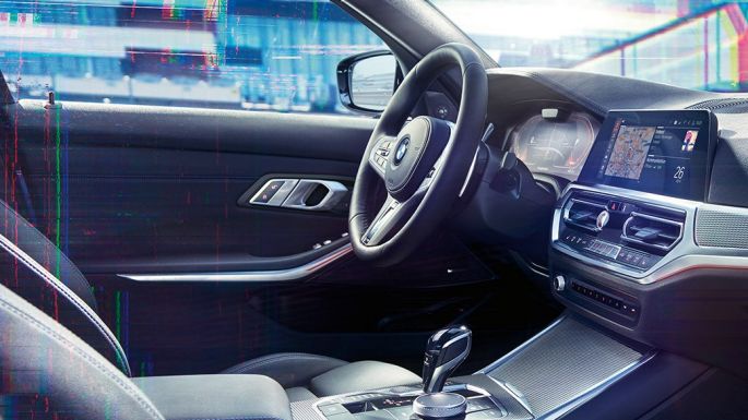 BMW 3-serie Sedan, M instrumentkombination. Nærbillede af kabinen i BMW 3-serie Sedan set fra siden og ind på cockpittet med instrumentkombination med M specifik visning.