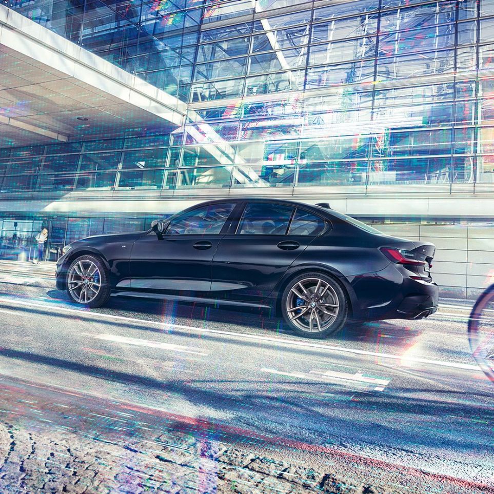 BMW 3-serie Sedan, BMW M340i xDrive. BMW M340i xDrive set fra siden parkeret i urbant miljø.