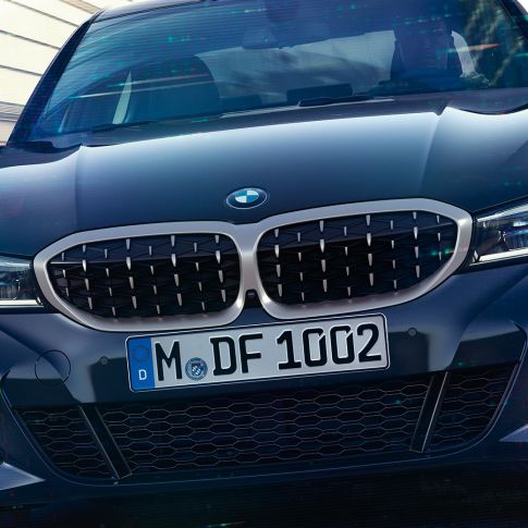 BMW 3-serie Sedan, BMW dobbeltnyre. Nærbillede forfra af BMW dobbeltnyren med det nye mesh-design på BMW 3-serie Sedan M340i xDrive.